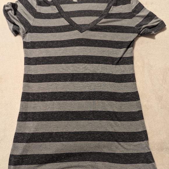 5/$20🩵 Old Navy Vintage Women's Vneck Tshirt - Picture 6 of 8